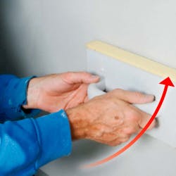 Isolera utvändigt: Det yttre putsbruketär här infärgat för då slipper vi att måla Isolera utvändigt: Det yttre putsbruketär här infärgat för då slipper vi att måla